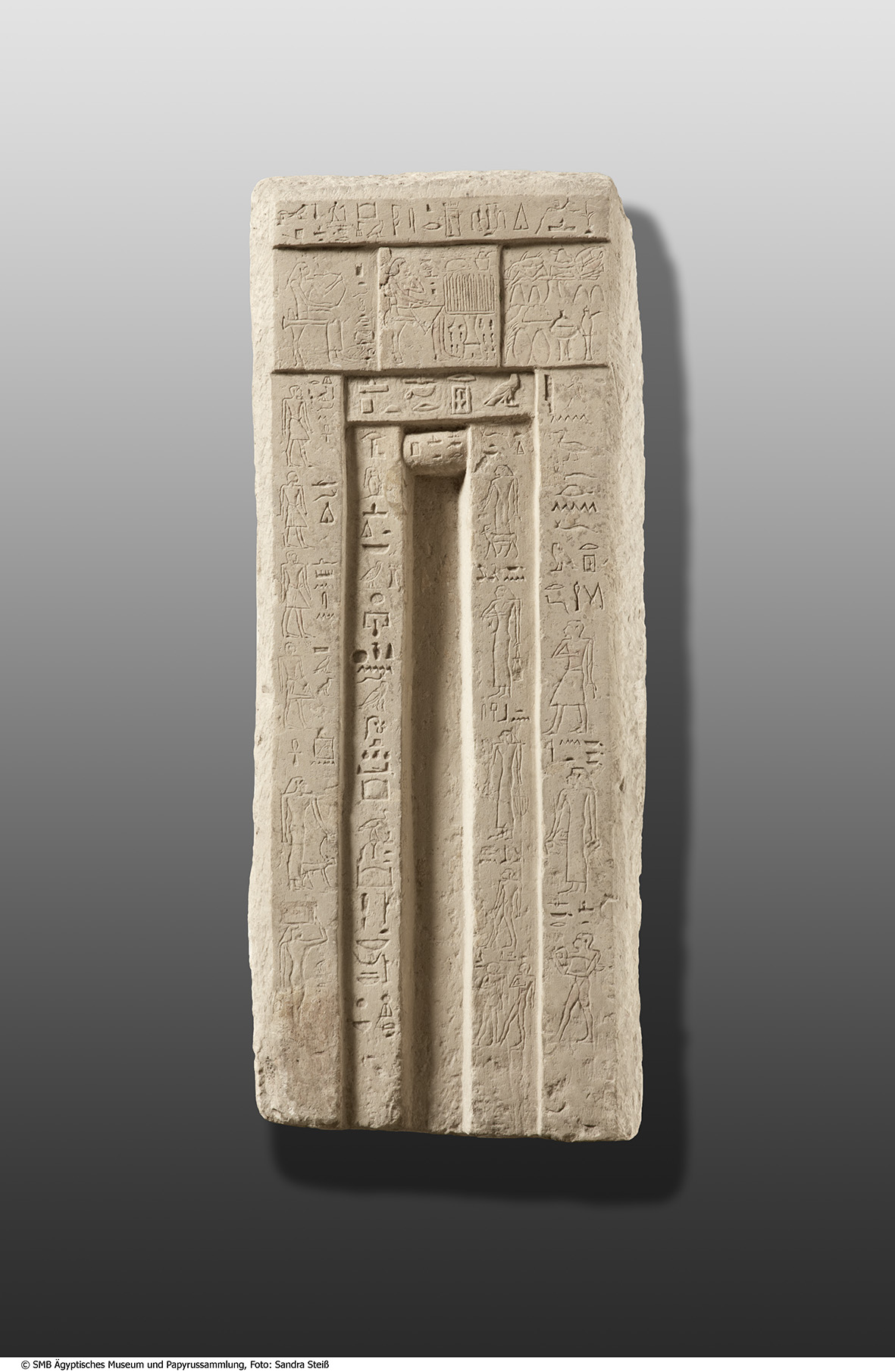 Scheintür des Sokarhotep, symbolisiert die nur scheinbare Offenheit der von Big Tech bereitgestellten KI-Anwendungen